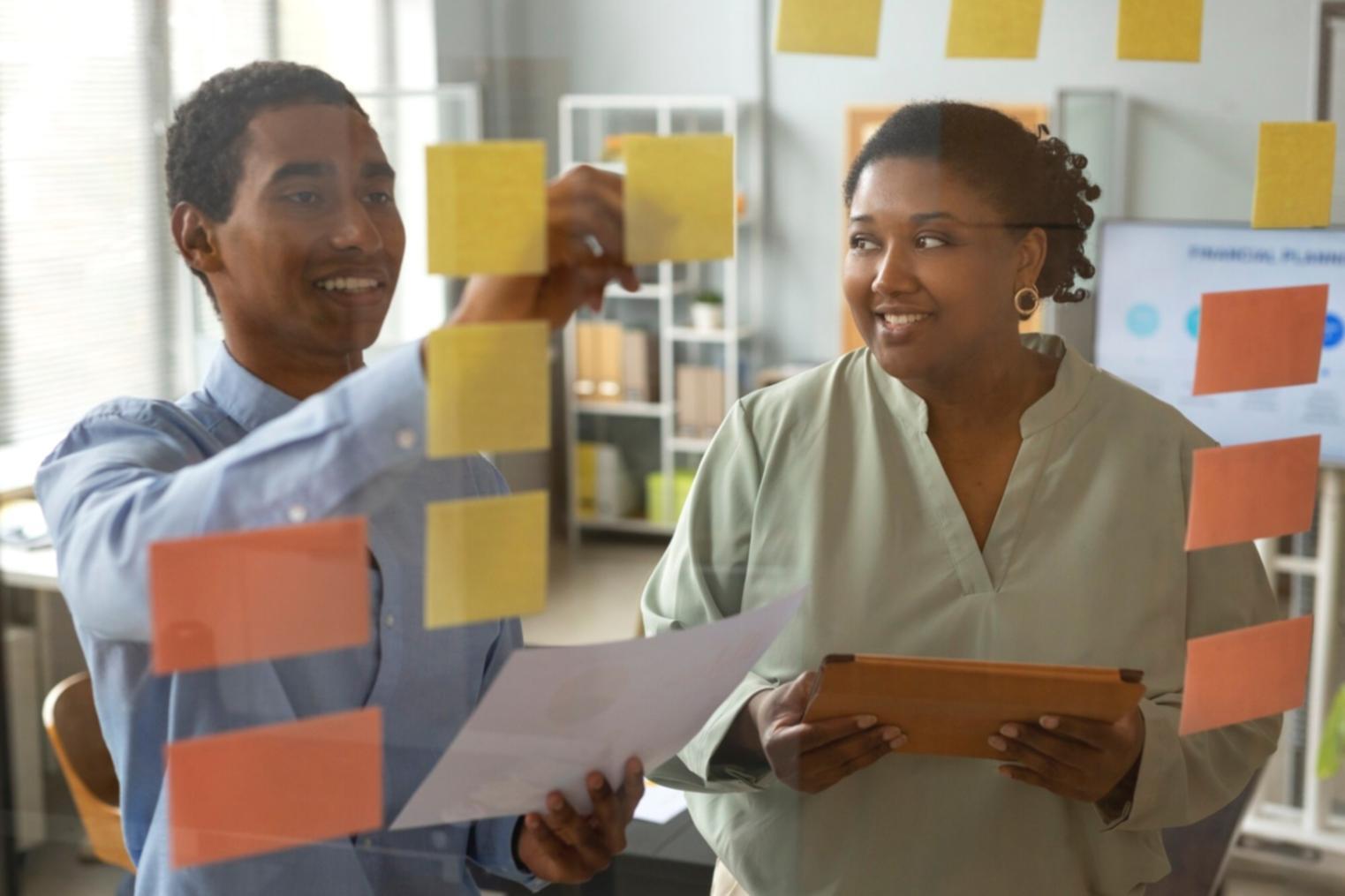 Personne travaillant sur un plan budgétaire avec calculatrice et documents financiers